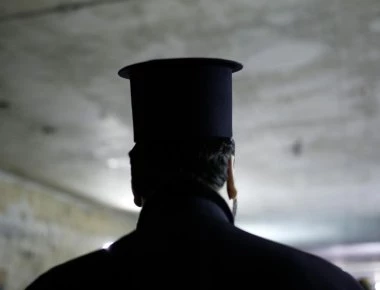 Σάλος με τον αρχιμανδρίτη των Ενόπλων Δυνάμεων, την περίεργη συγκατοίκηση και τα δωρεάν ταξίδια με τα C-130 της ΠΑ